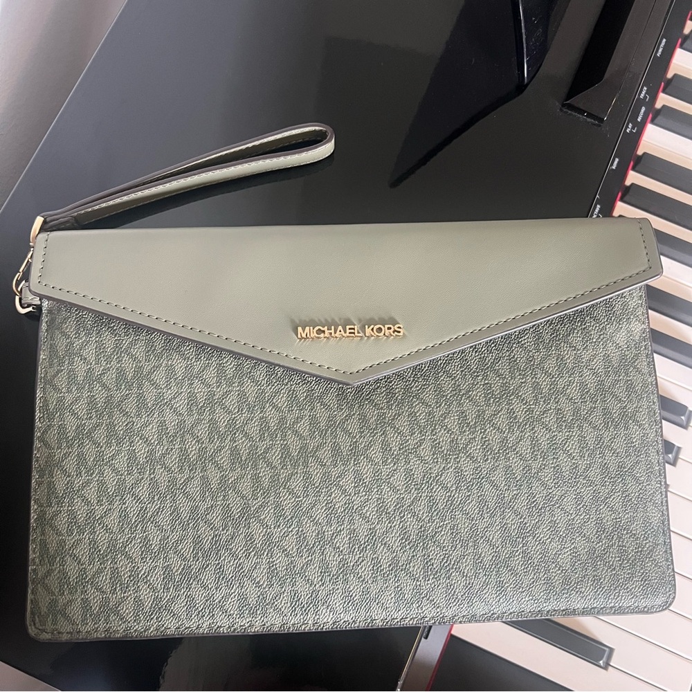 MICHAEL KORS Signature Maisie Large Clutch Leather Envelope Flap Green Wristlet